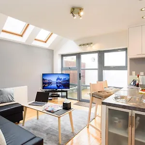 Retreat, 2 Bed House With Cloudstream Hot Tub Holiday home