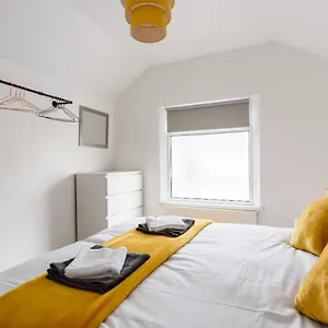 2 Bed Near Centre - By Sweet Stays Apartment