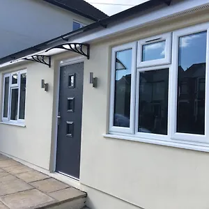 Beechfield House Modern Studio Self-contained Unit With Free Wifi And Parking And Kitchen Area 4m From Centre And Castle Apartment