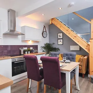 The Wood Loft - Self Check-in, Self-catering For East Midlands Airport Kegworth
