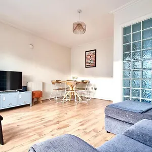 The Townhouse By Switchback Stays Holiday home